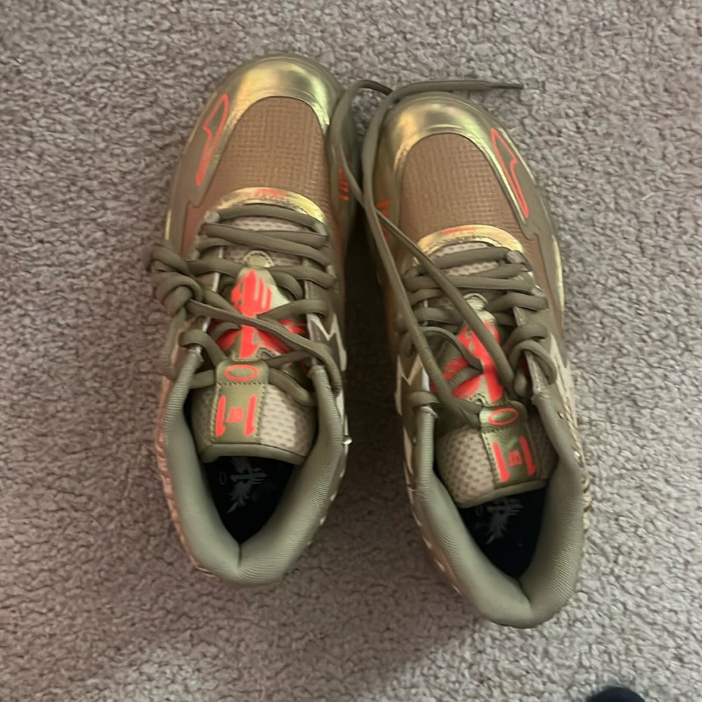 Gold lamelo ball basketball shoes